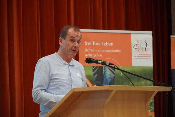 Lothar Schilpp Geschäftsführer am Rednerpult